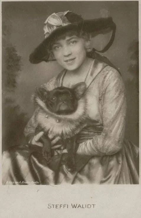 Steffi Walidt avec un Bouledogue Français